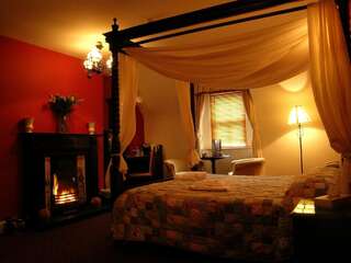 Отели типа «постель и завтрак» Boffin Lodge Guest House Уэстпорт Улучшенный номер с кроватью с балдахином-1